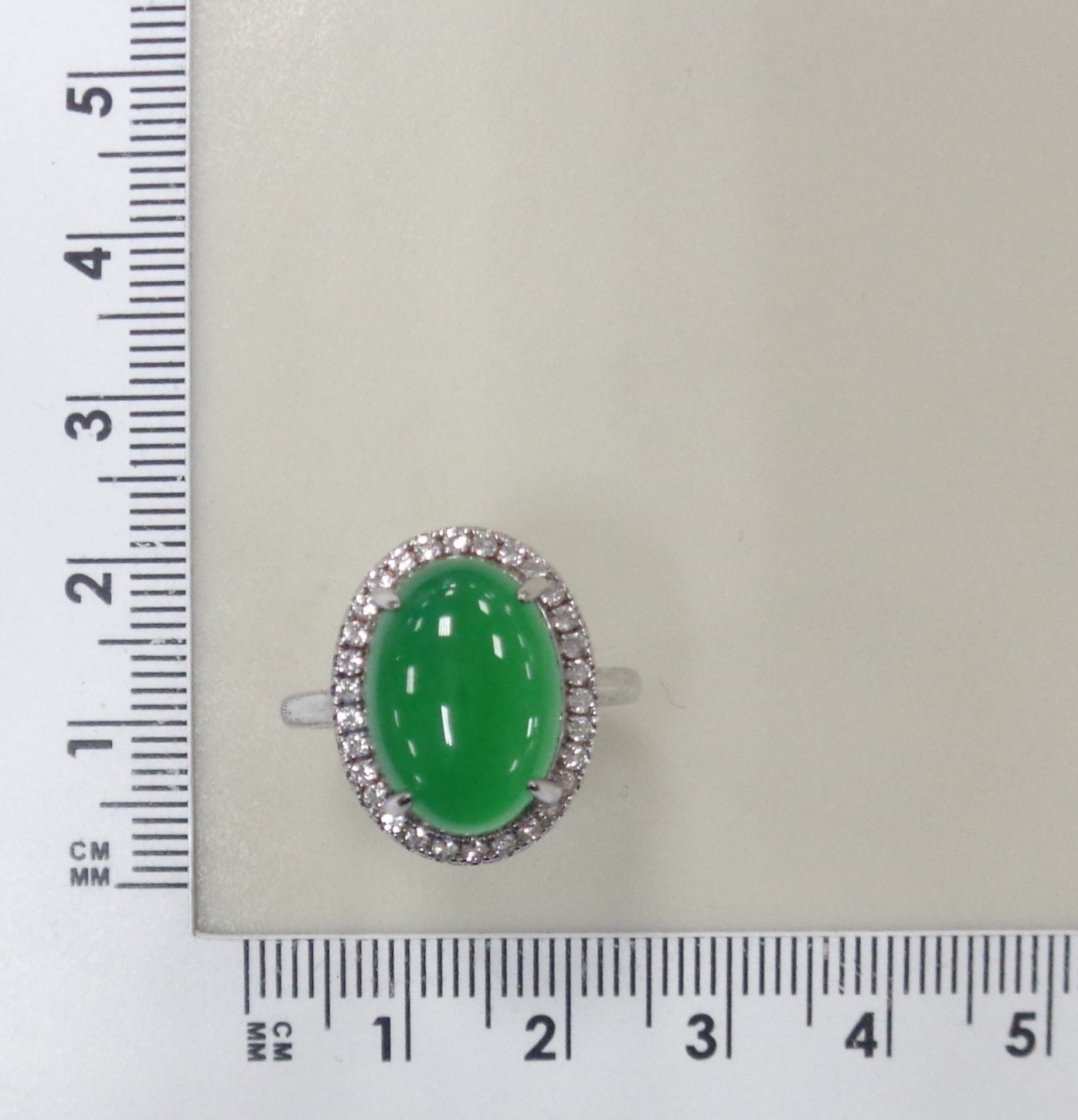 Серебряное кольцо с зеленым халцедоном